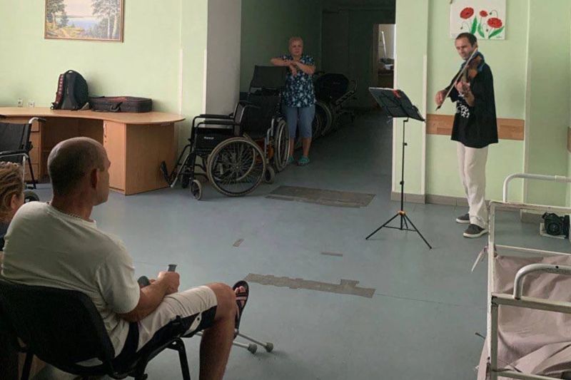 Артисти Полтавського симфонічного оркестру продовжують проводити мініконцерти у реабілітаційних центрах області